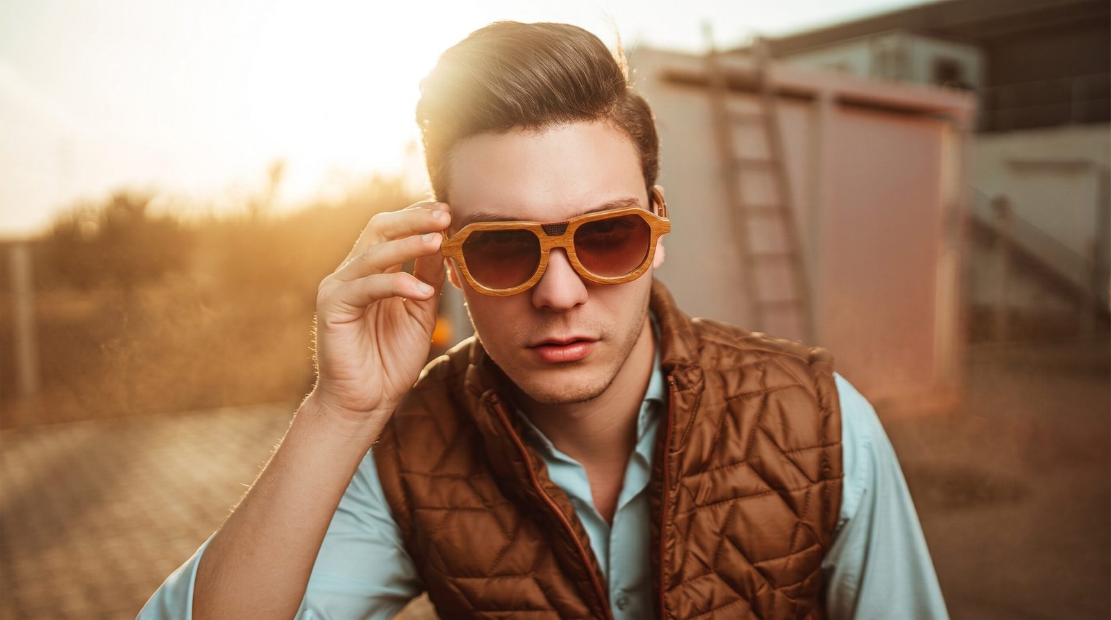 Modèle portant des lunettes en marron