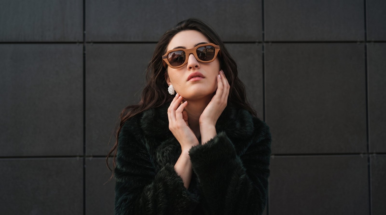Modèle portant des lunettes en noir